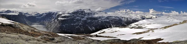 Schilderachtige Panorama Van Besneeuwde Landschap Buurt Van Trolltunga Noorwegen — Stockfoto