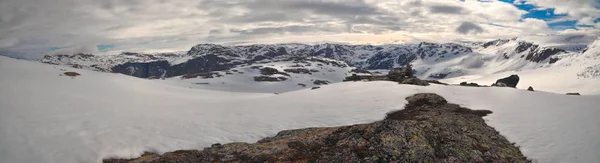 ノルウェーの Trolltunga 近くの雪に覆われた風景の風光明媚なパノラマ — ストック写真