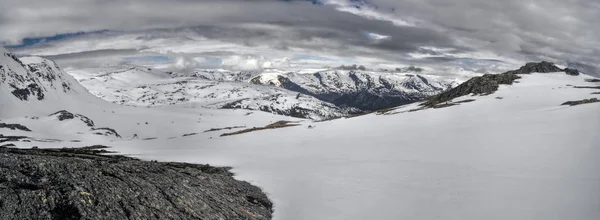 ノルウェーの Trolltunga 近くの雪に覆われた風景の風光明媚なパノラマ — ストック写真