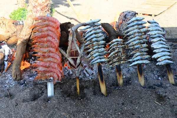 スペインのビーチで焼きたての魚 — ストック写真
