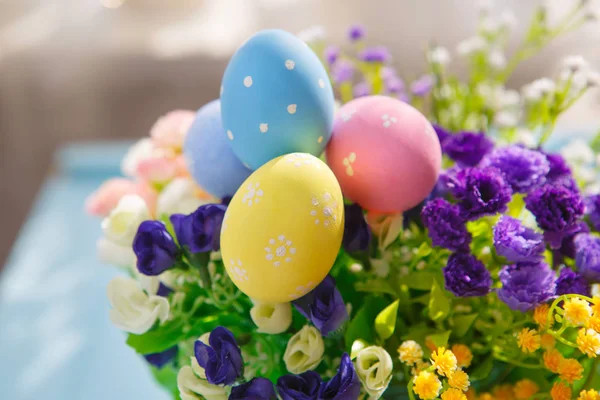 Oeufs Pâques Décorés Colorés Sur Fond Bois Blanc Joyeuses Pâques — Photo