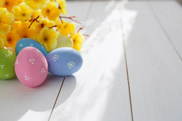色彩艳丽的彩蛋装饰在白木背景上 复活节快乐 — 图库照片
