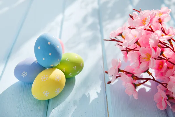 Ovos Páscoa Decorados Coloridos Fundo Madeira Branca Feliz Páscoa — Fotografia de Stock