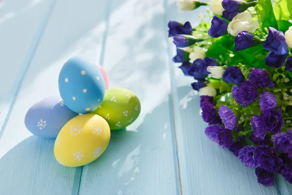 Colorate Uova Pasqua Decorate Sfondo Legno Bianco Buona Pasqua — Foto Stock