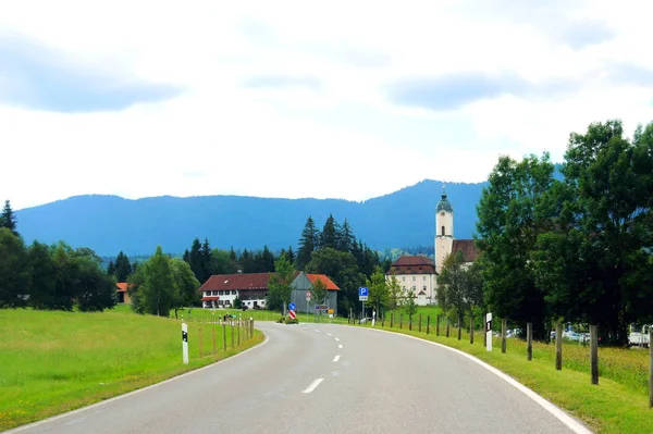 通往巴伐利亚的Wies教堂的路 与远处的阿尔卑斯山边 — 图库照片