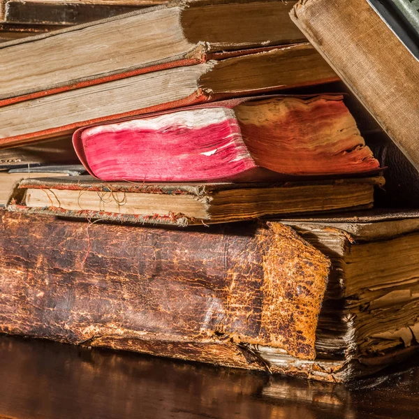 Livros Velhos Estão Empilhados Uma Ordem Confusa Uma Prateleira Livro — Fotografia de Stock