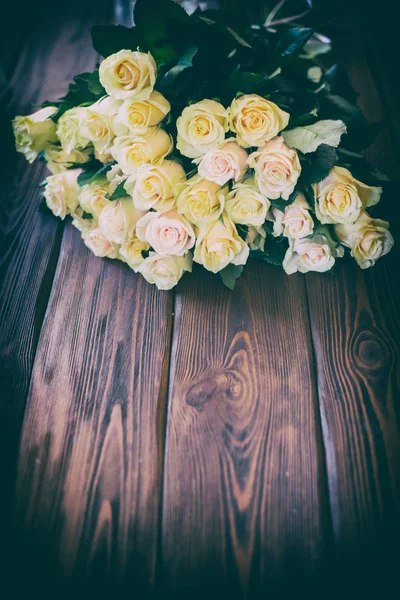 Pomarańczowe Róże Drewnianym Tle Vintage — Zdjęcie stockowe