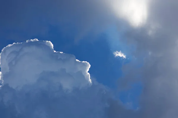 Σύννεφα Μπροστά Από Τον Γαλάζιο Ουρανό — Φωτογραφία Αρχείου