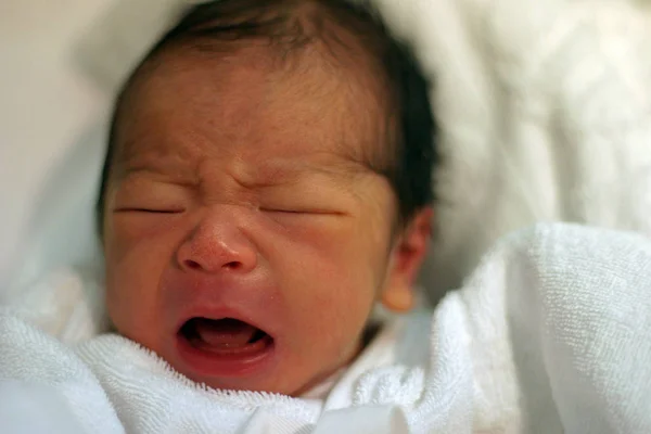 Llorando Bebé Recién Nacido Chico Japonés — Foto de Stock