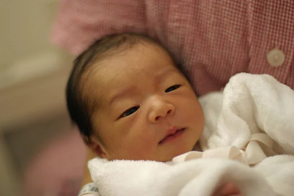 Porte Bébé Nouveau Par Mère Garçon Japonais — Photo