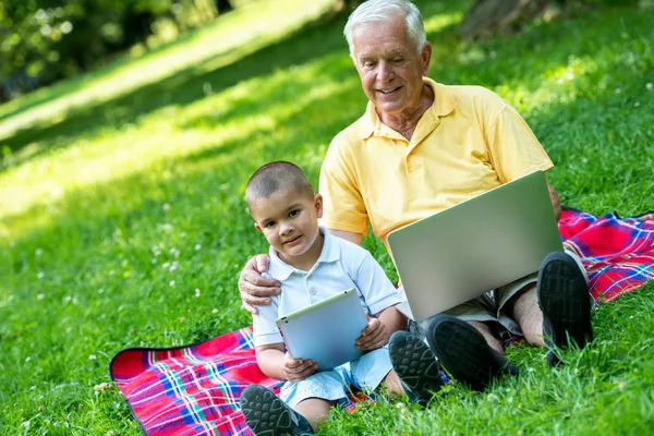 Dedem Çocuğum Parkta Tablet Bilgisayar Kullanıyorlar — Stok fotoğraf