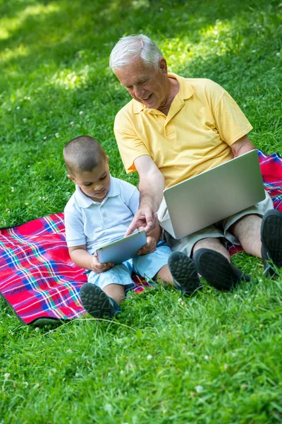 Großvater Und Kind Nutzen Tablet Computer Park — Stockfoto