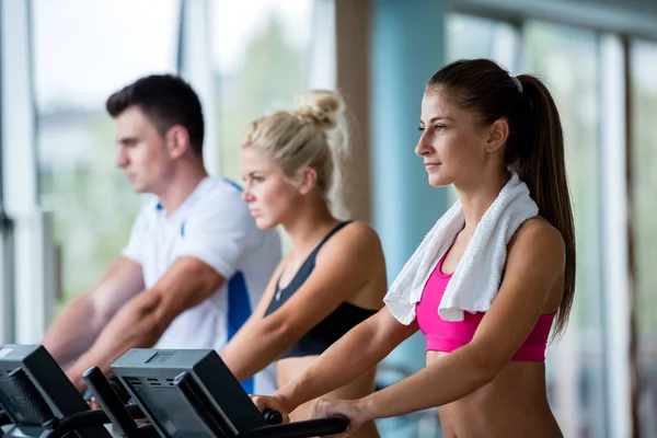 Beau Groupe Jeunes Amies Faisant Exercice Sur Tapis Roulant Gymnase — Photo