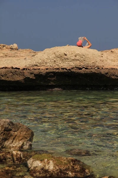 Hombre Yace Las Rocas Junto Mar Lee Libro —  Fotos de Stock