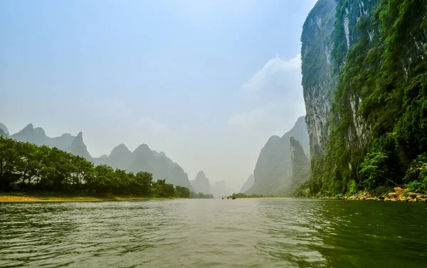 美しい李川竹の側陽朔桂林 中国でのカルスト山の風景 — ストック写真