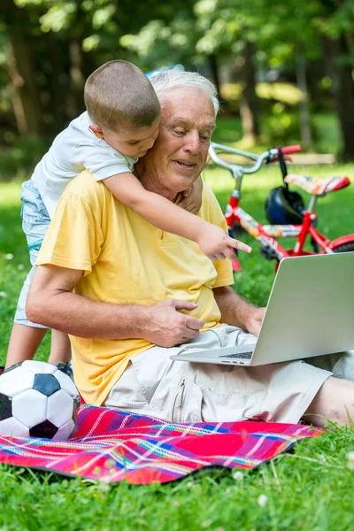 Großvater Und Kind Nutzen Tablet Computer Park — Stockfoto