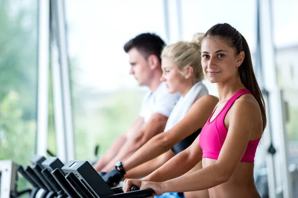 Beau Groupe Jeunes Amies Faisant Exercice Sur Tapis Roulant Gymnase — Photo