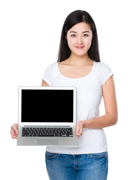 Frauenshow Mit Laptop — Stockfoto