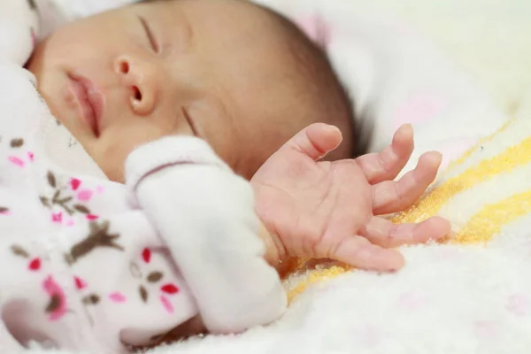 寝ている新生児 日本人の女の子 — ストック写真