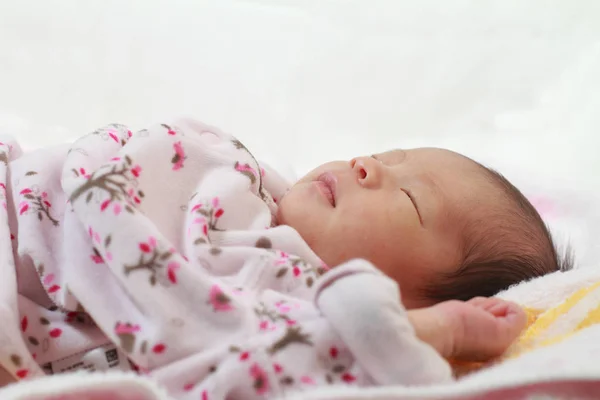 Dormire Neonato Bambina Giapponese — Foto Stock