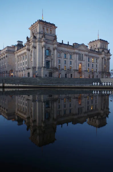 Reichstag Berlin Mit Spiegelung Wasser Der Spree — Stockfoto