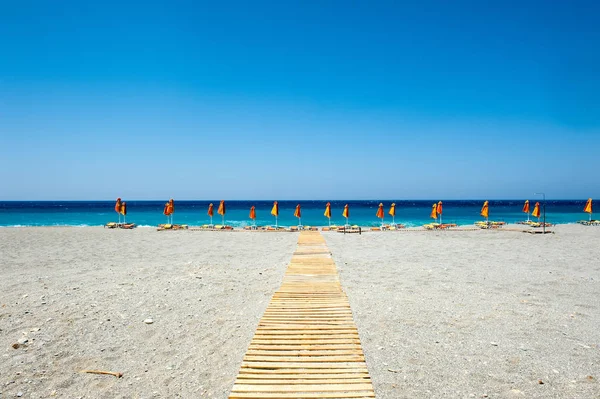 Strand Mit Sonnenschirmen Und Liegestühlen Hintergrund Das Meer Strand Mit — Stockfoto