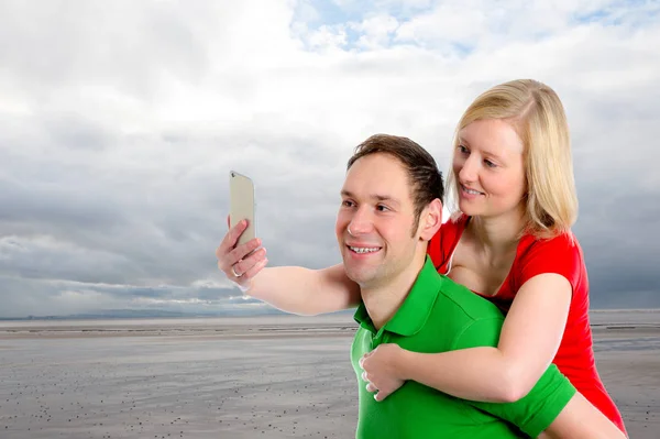 Jong Paar Een Omhelzing Nemen Selfie Voorkant Van Breedheid — Stockfoto