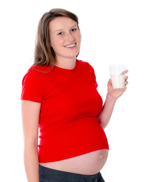 Młoda Kobieta Ciąży Przed Białym Tle Pije Mleko — Zdjęcie stockowe