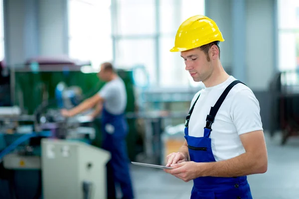 Joven Trabajador Fábrica Utilizando Tableta — Foto de Stock