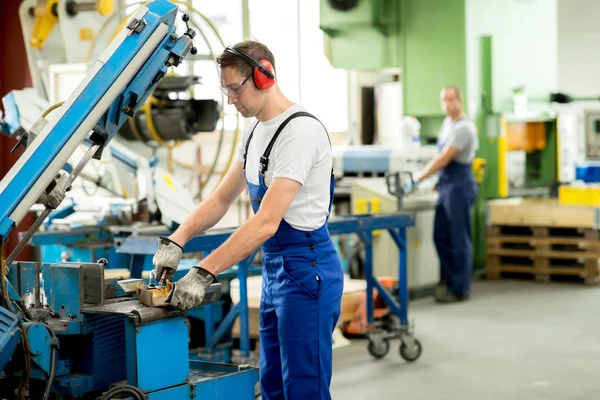 Operaio Indumenti Protettivi Fabbrica Utilizzando Macchina — Foto Stock