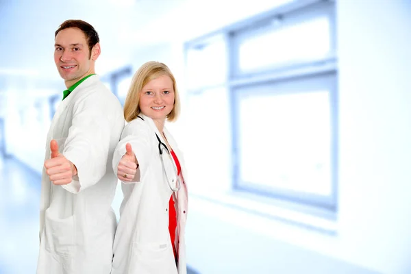 Equipo Médico Amigable Joven Bata Laboratorio Con Los Pulgares Hacia —  Fotos de Stock