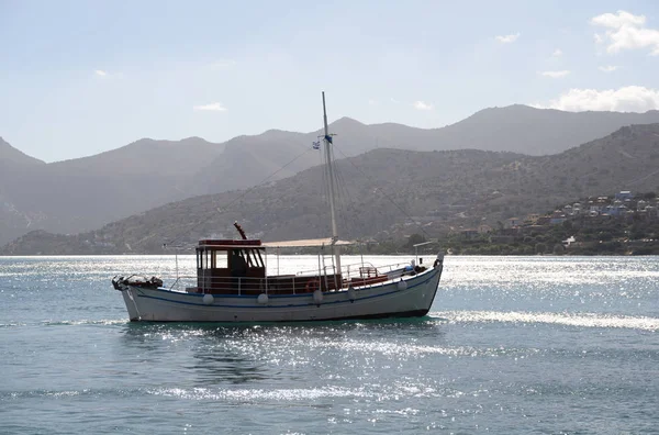 Elounda Creta Griego Mediterráneo Barco Barco Montañas Paisaje Costa Marítima —  Fotos de Stock