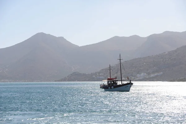 Elounda Creta Griego Mar Mediterráneo Barco Barco Montañas Paisaje Playa —  Fotos de Stock