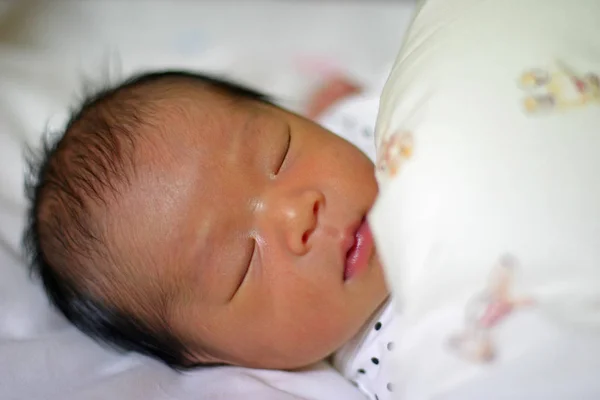 眠っている新生児 日本人少年 — ストック写真