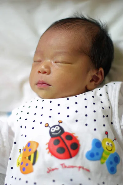 眠っている新生児 日本人少年 — ストック写真