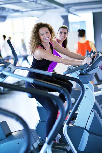 Grupo Jóvenes Corriendo Cintas Correr Gimnasio Deportivo Moderno — Foto de Stock