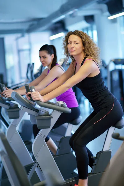 Grupo Jóvenes Corriendo Cintas Correr Gimnasio Deportivo Moderno — Foto de Stock