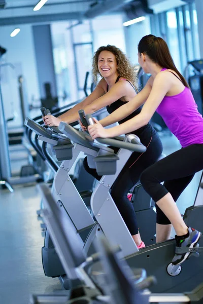 Grupo Jóvenes Corriendo Cintas Correr Gimnasio Deportivo Moderno — Foto de Stock