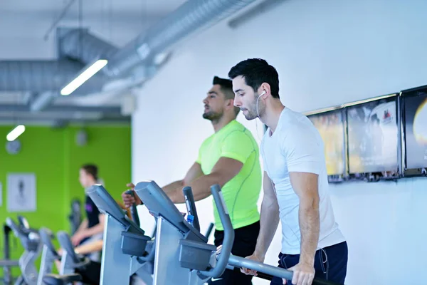 Gruppo Giovani Che Corrono Sui Tapis Roulant Nella Moderna Palestra — Foto Stock