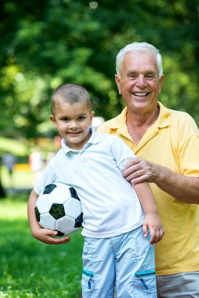 Feliz Abuelo Niño Divierten Juegan Parque Hermoso Día Soleado —  Fotos de Stock