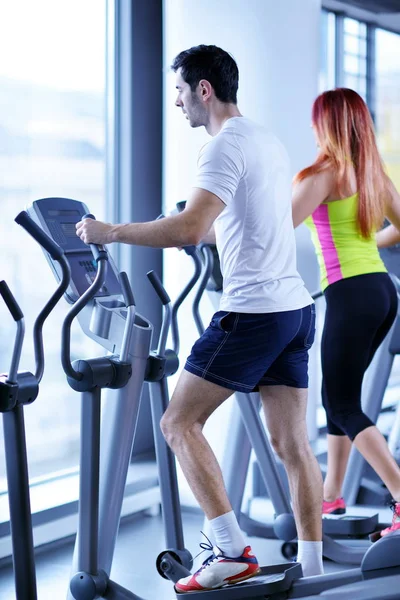 Mujer Del Gimnasio Haciendo Ejercicio Con Entrenador Personal — Foto de Stock