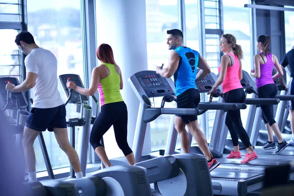 Grupo Jóvenes Corriendo Cintas Correr Gimnasio Deportivo Moderno —  Fotos de Stock