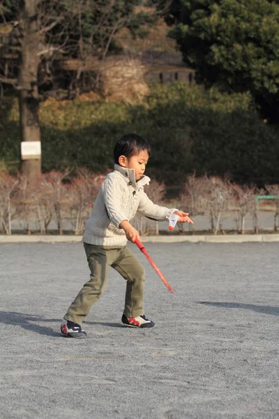 バドミントンをする日本人少年 — ストック写真