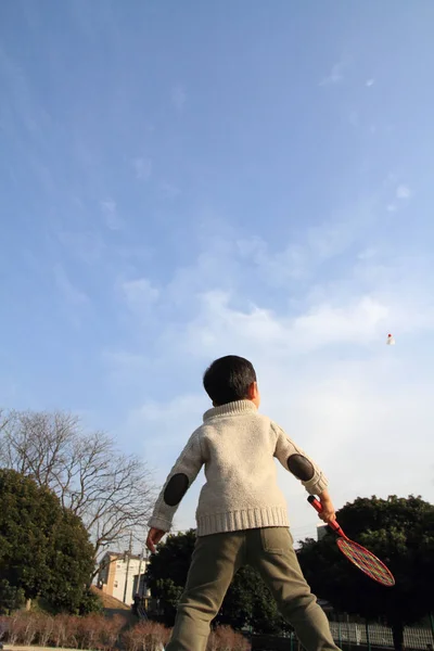 Japansk Pojke Spelar Badminton — Stockfoto
