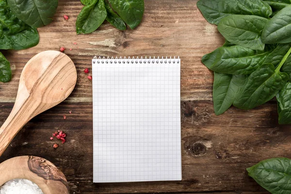 Espinacas Recién Recogidas Sobre Fondo — Foto de Stock