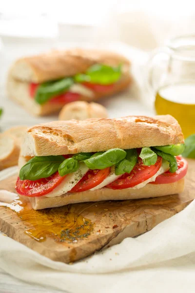 Baguette Mit Frischem Tomatenmozzarella Und Frischem Basilikum — Stockfoto