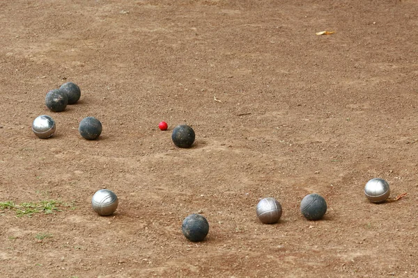 Diferentes Boules Campo Perto Bola Vermelha — Fotografia de Stock