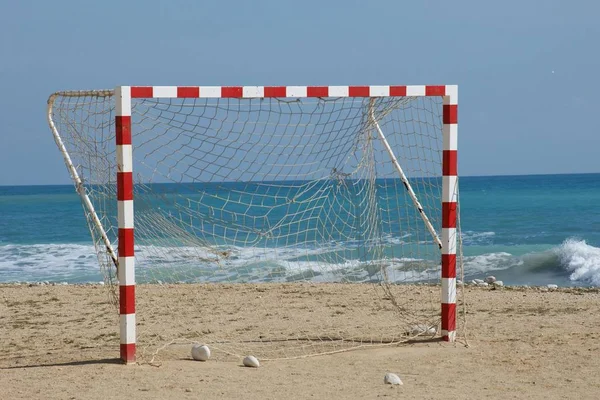 Kırmızı Beyaz Plaj Voleybol Ağı Siyah Mavi Gökyüzü — Stok fotoğraf