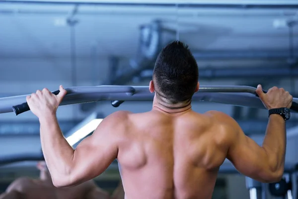 Hombre Guapo Fuerte Haciendo Ejercicio Gimnasio — Foto de Stock