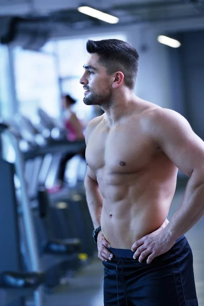 Starker Schöner Mann Trainiert Fitnessstudio — Stockfoto